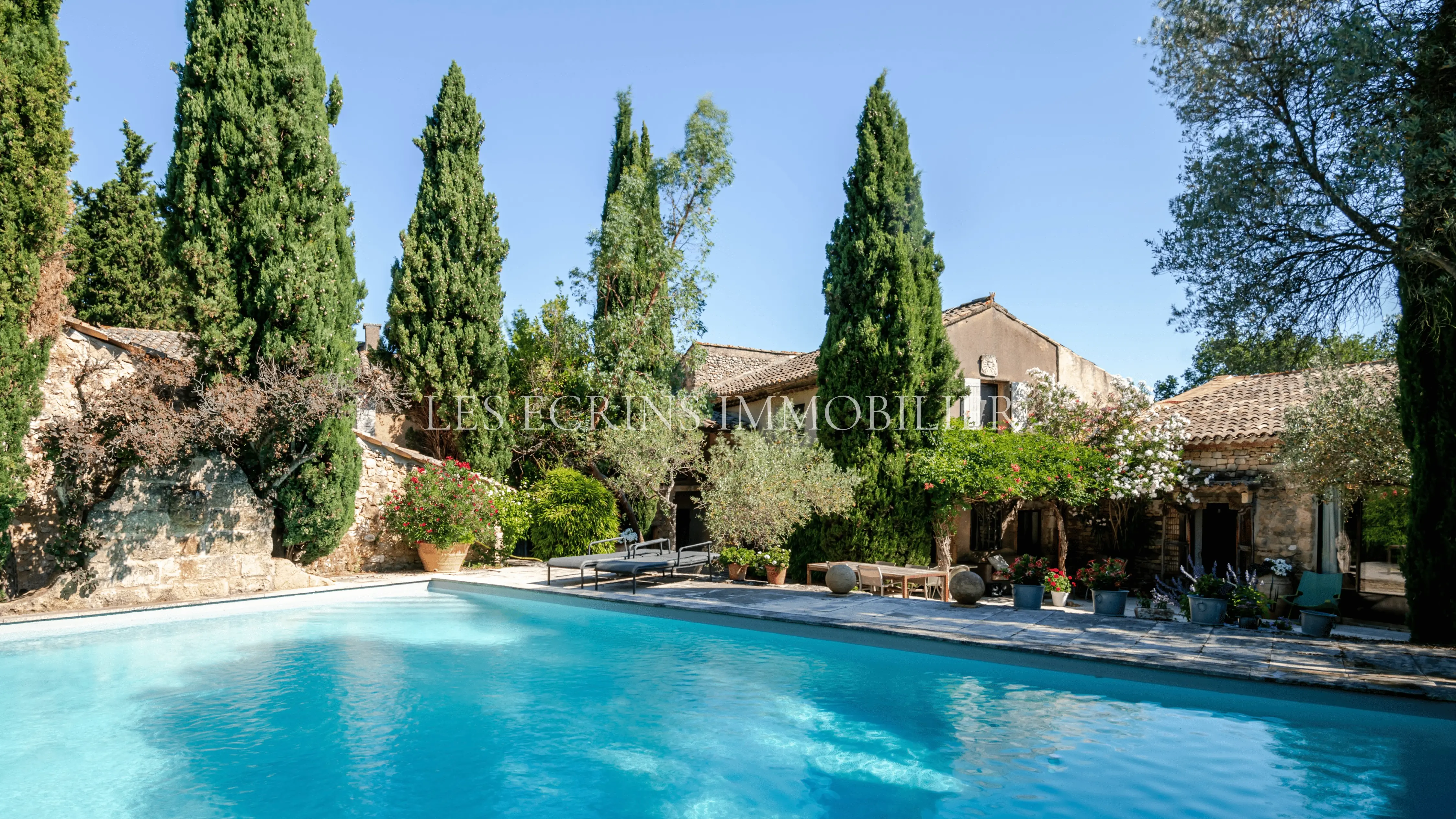 Buying a House with a Swimming Pool: The 5 Essential Points to Check